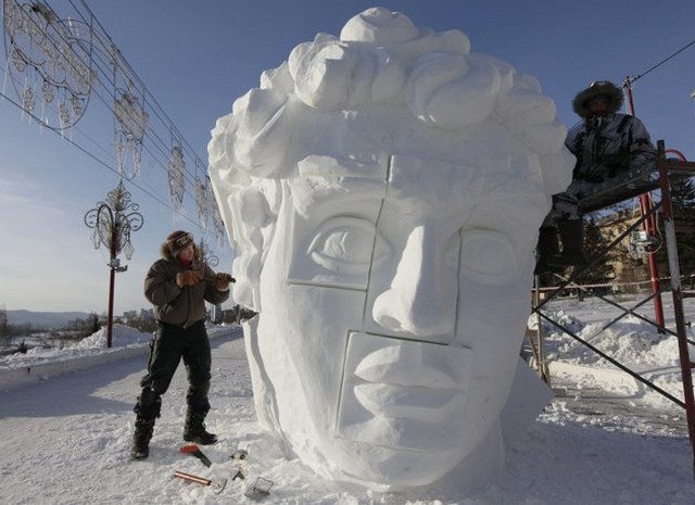 ساخت مجسمه برفی