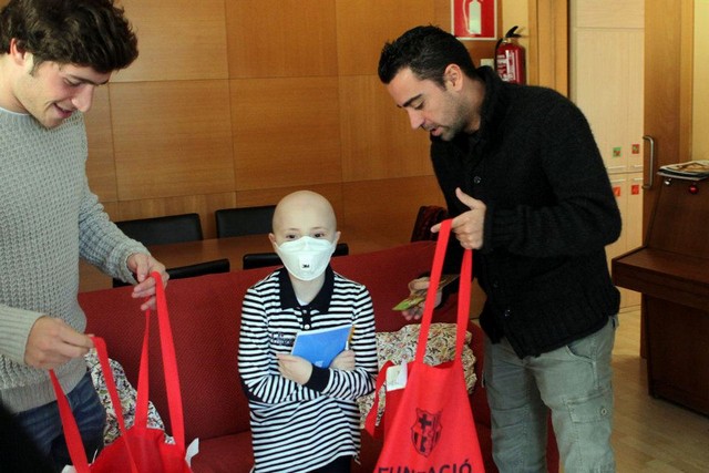 عیادت بازیکنان بارسلونا از کودکان بیمار (عکس) 1