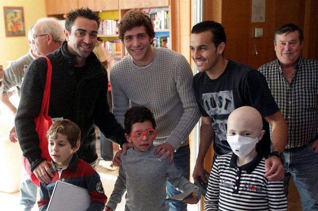 عیادت بازیکنان بارسلونا از کودکان بیمار (عکس) 1