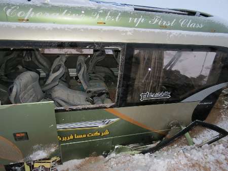سقوط اتوبوس از پل در جاده نایین-اردکان 27 مجروح برجا گذاشت(+عکس)