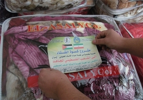 توزیع پوشاک توسط کمیته امداد در غزه(+عکس)