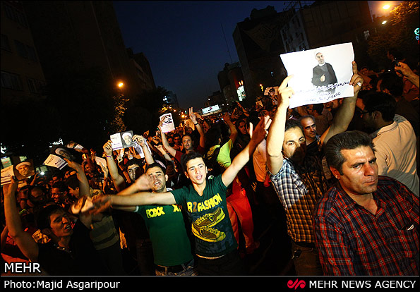 شادی مردم تهران پس از اعلام نتایج انتخابات (عکس) 