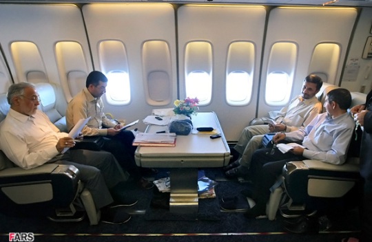احمدی نژاد در هواپیما