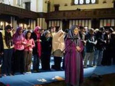 نماز جماعت به امامت یک زن (عکس) 