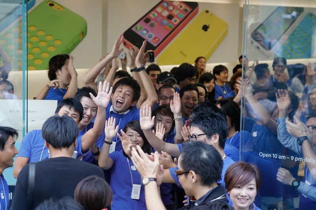 اجتماع دوستداران برند ” اپل” در مقابل فروشگاه اپل در توکیو برای خرید محصول جدید اپل