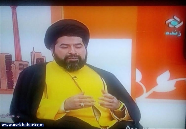 یک روحانی با لباس متفاوت در برنامه زنده تلویزیون (عکس)