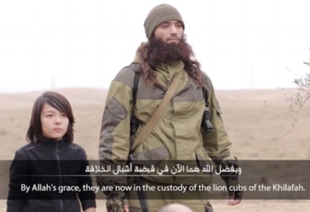 اعدام دو جاسوس روس از سوی پسر بچه 10 ساله داعشی (+عکس)