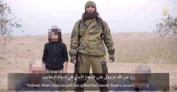 اعدام دو جاسوس روس از سوی پسر بچه 10 ساله داعشی (+عکس)