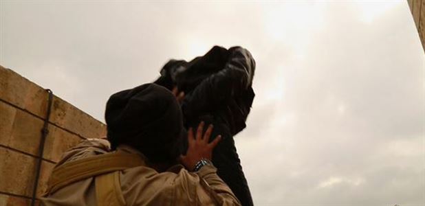 مجازات دو مرد همجنسگرا از سوی داعش (+عکس)