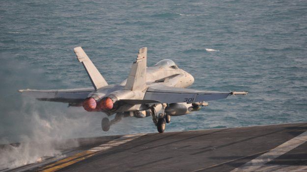 جنگ با داعش از روی ناو هواپیمابر آمریکا (+عکس)