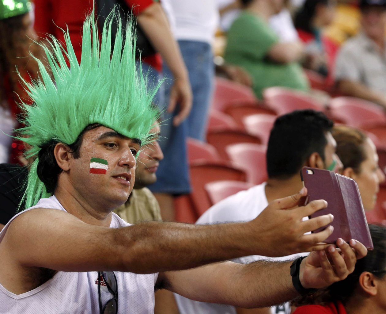 ایرانی های خوشحال در استادیوم بریزبن ( گزارش تصویری)