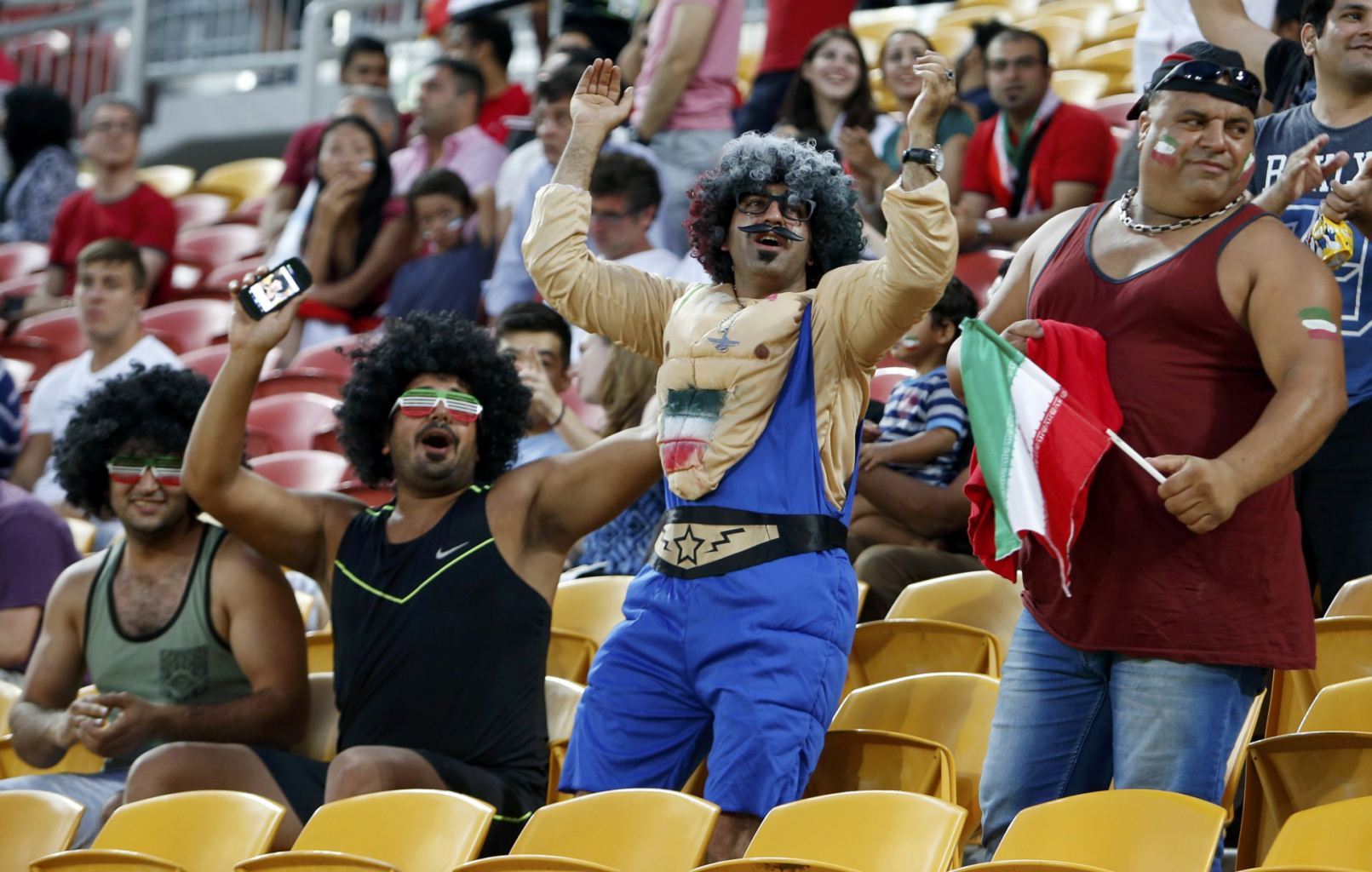 ایرانی های خوشحال در استادیوم بریزبن ( گزارش تصویری)