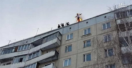 جوانِ روسی پس از خودسوزی از طبقه نهم پرید (+عکس)
