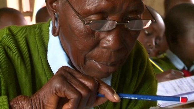 زن 90 ساله پیرترین دانش آموز ابتدایی (+عکس)