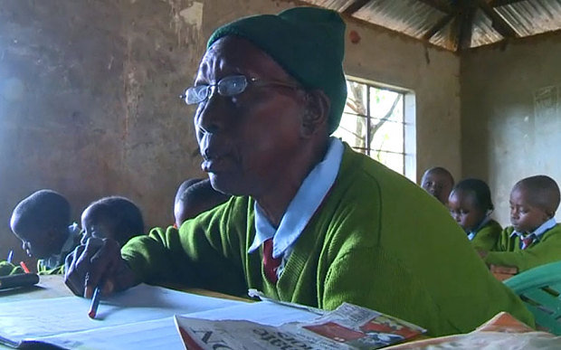 زن 90 ساله پیرترین دانش آموز ابتدایی (+عکس)