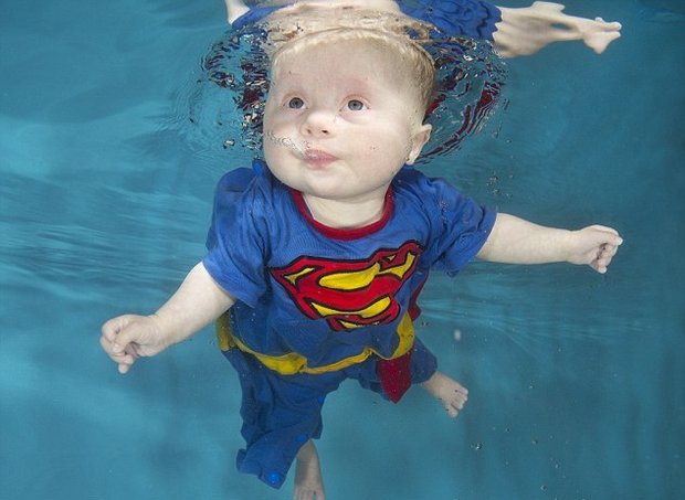 این نوزاد برای زنده ماندن باید شنا کند! (+عکس)