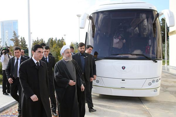 هدیه جالب روحانی به رییس جمهور ترکمنستان (+عکس)