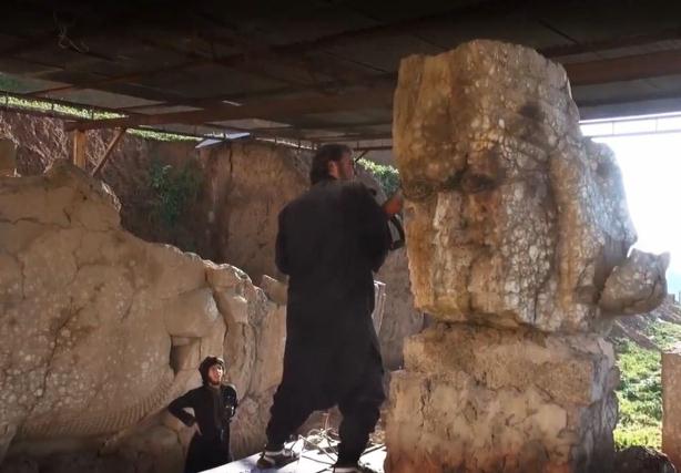 حمله داعش به موزه موصل و تخریب مجسمه های چند هزار ساله (+عکس)
