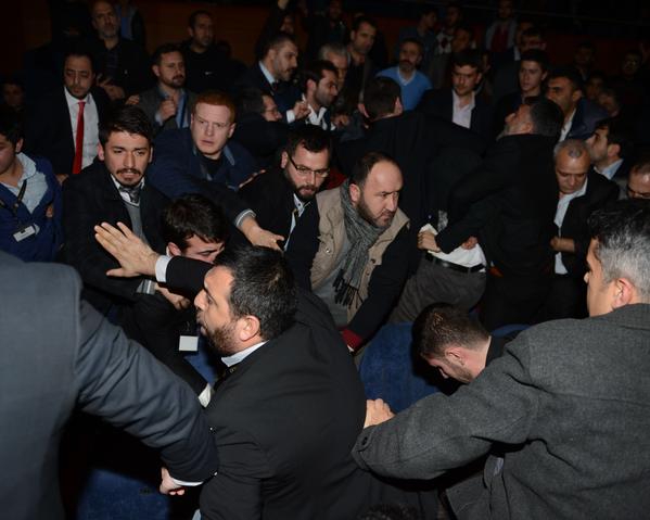 کتک کاری در مراسم سخنرانی احمدی نژاد در ترکیه (+عکس)