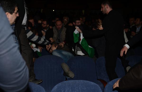 کتک کاری در مراسم سخنرانی احمدی نژاد در ترکیه (+عکس)