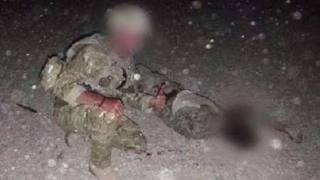انتشار تصاویر برخورد تحقیر آمیز سرباز انگلیسی با اجساد طالبان