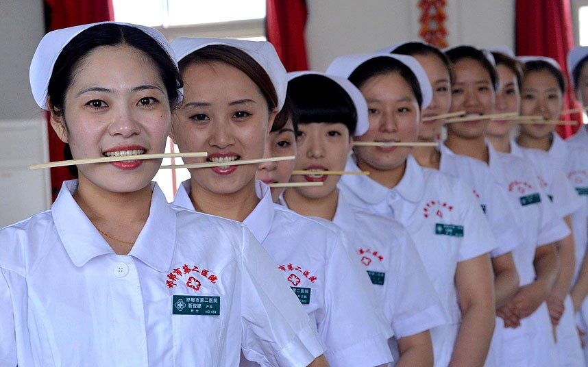 روش جالب آموزش لبخند به پرستاران چینی (+عکس)