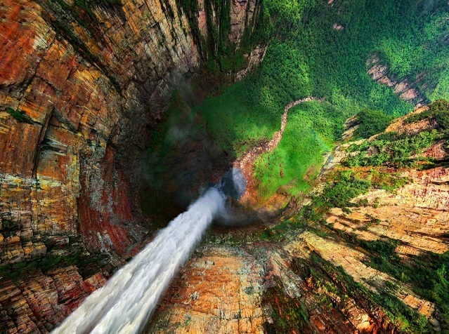 نمایی فوق العاده از آبشار 979 متری (عکس)