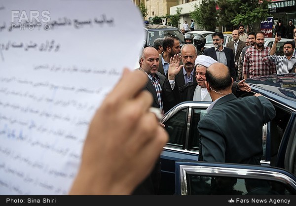 واکنش هاشمی به معترضین(عکس)