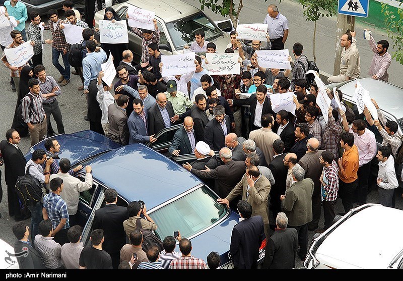 واکنش هاشمی به معترضین  (عکس)
