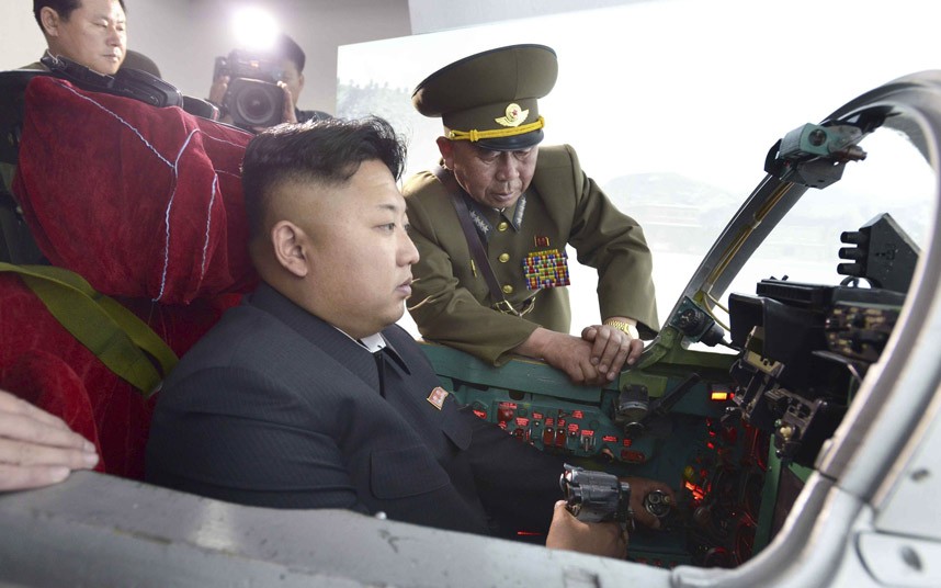 رهبر کره شمالی در حال تست هواپیمای جنگنده (عکس)