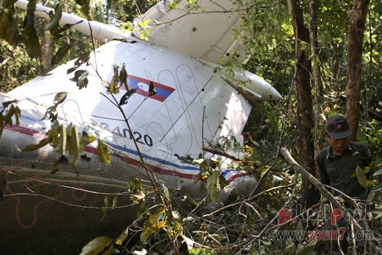 سقوط هواپیمای وزیر دفاع لائوس (عکس)