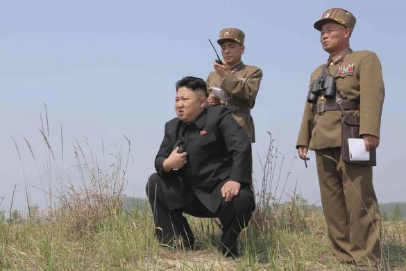 رهبر کره شمالی در حال بازدید از مانور موشکی (+عکس)