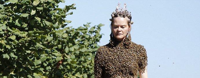 لباس این زن از جنس زنبور عسل است (+عکس)