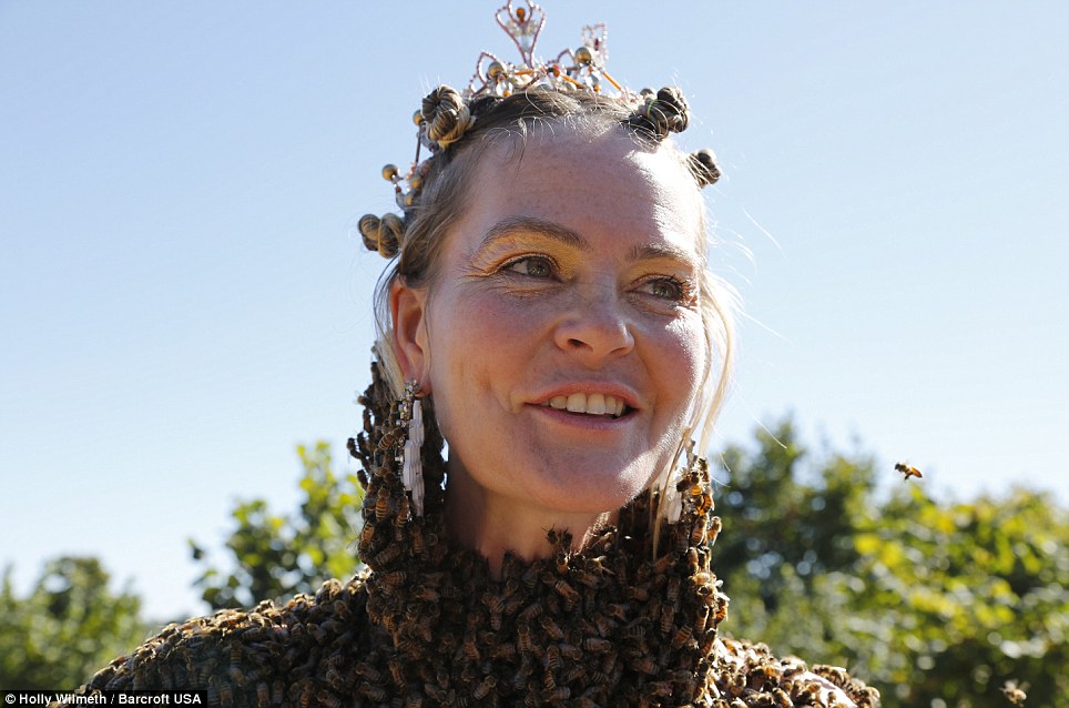 لباس این زن از جنس زنبور عسل است (+عکس)