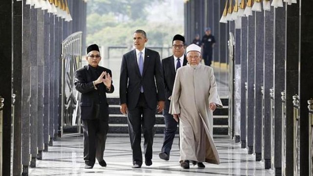 حضور اوباما در مسجد اندونزی (عکس)