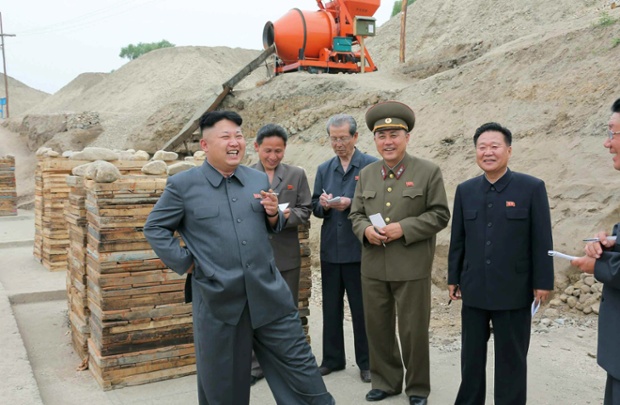چرا رهبر کره شمالی عکس های خندان می گیرد (+عکس)