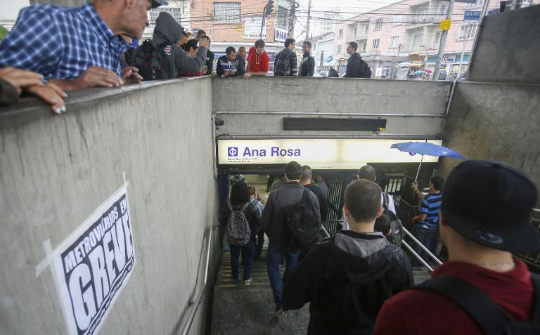 اعتصاب دو روزه در مترو شهر میزبان بازی افتتاحیه جام جهانی (+تصاویر)