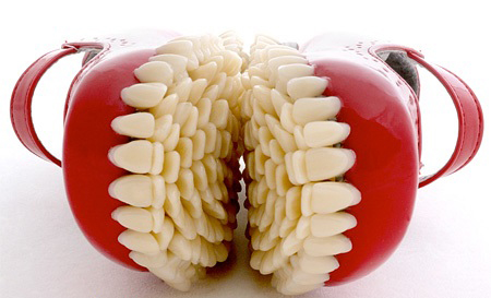 کفشی از جنس دندان انسان (+عکس)