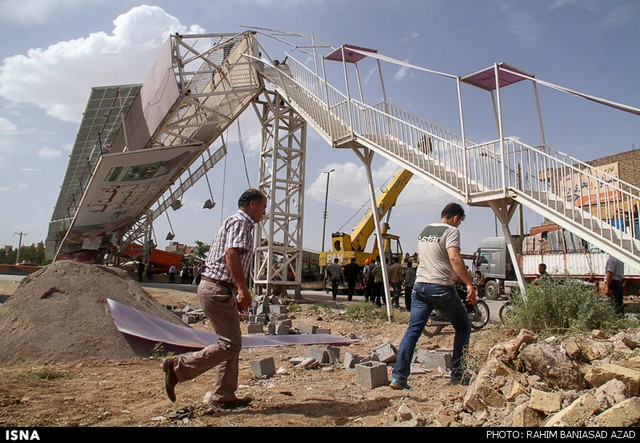برخورد تریلر با پل عابر پیاده در کرمان (عکس)