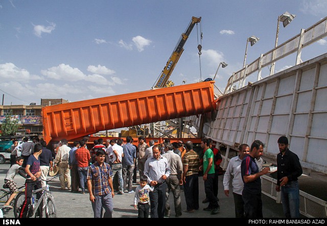 برخورد تریلر با پل عابر پیاده در کرمان (عکس)