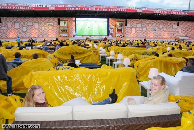 تماشای بازی های جام جهانی در استادیوم  روی کاناپه های خانگی (عکس)
