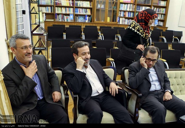 ظریف و همکاران در حال تماشای بازی ایران-نیجریه (عکس)