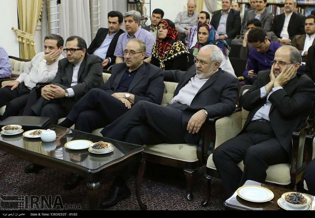 ظریف و همکاران در حال تماشای بازی ایران-نیجریه (عکس)