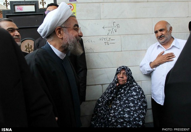 روحانی در بین مردم جنوب تهران (عکس)