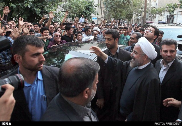 روحانی در بین مردم جنوب تهران (عکس)