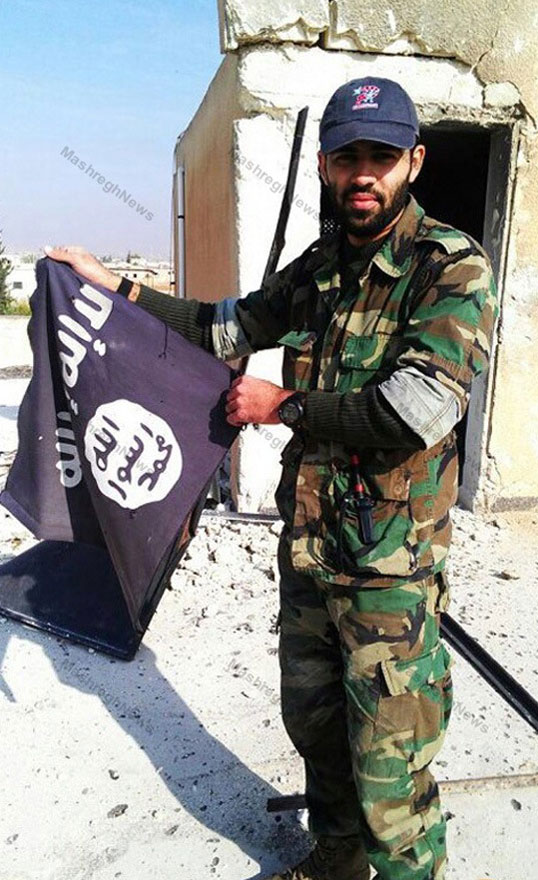 پایین آوردن پرچم «داعش» (+عکس)
