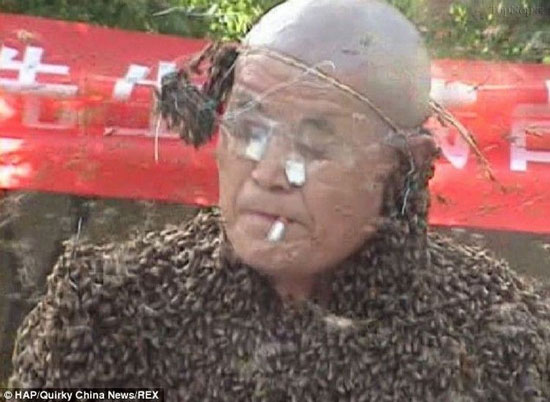 326 هزار زنبور روی تن یک چینی (عکس)