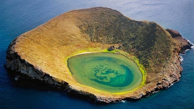 دریاچه‌ای منحصر بفرد در دل جزیره‌ (عکس)
