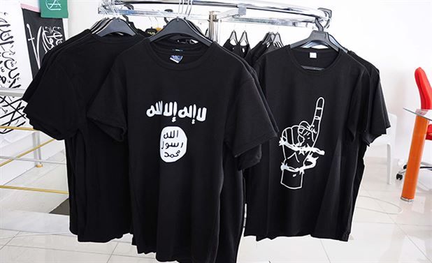فروش تی شرت های تبلیغی داعش در مغاره های ترکیه(+عکس)