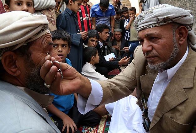 آغاز ماه مبارک رمضان؛ سرمه کشی مردان یمنی (+عکس)